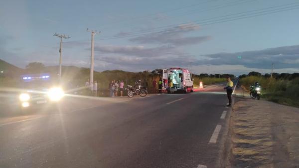 Colisão entre carro e motocicleta deixa dois feridos na BR-122, em Guanambi.