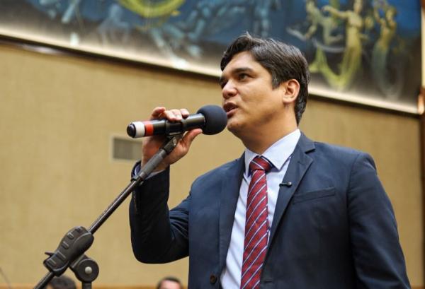 Deputado sugere inclusão de chocolate na merenda escolar da rede estadual para incentivar produtores.