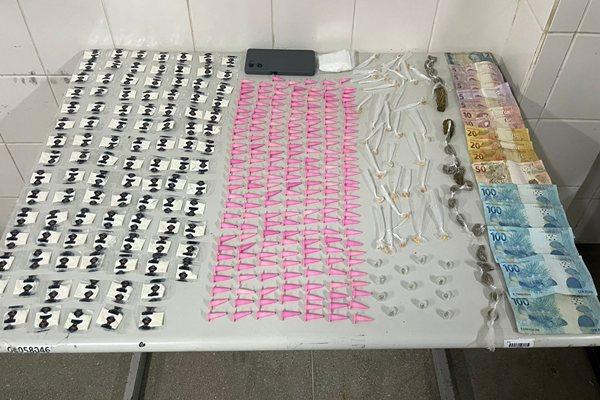 Dupla é presa com grande quantidade de drogas durante ação da PM em Iuiu.