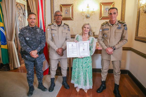 “Estamos homenageando uma guerreira do povo”, afirma comandante na entrega da Medalha Três Marias à presidente da ALBA, deputada Ivana Bastos.