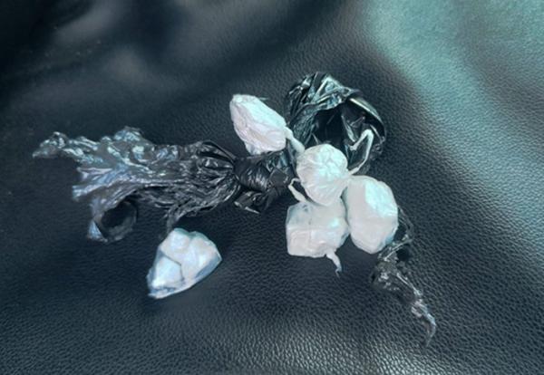 Grávida de oito meses é detida com porções de droga durante ação policial em Igaporã.