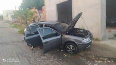 Guanambi: carro é alvo de tentativa de furto e acaba atingido por incêndio no Alto Caiçara.