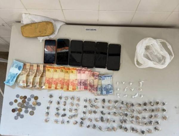 Homem é preso com drogas, dinheiro e celulares no Bairro Monte Pascoal em Guanambi.