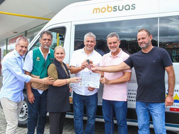 Ivana Bastos destaca avanço para assistência social com entrega de veículo para Guanambi.