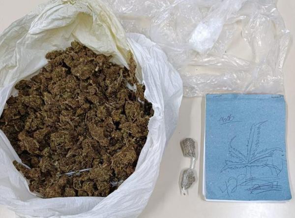 Jovem é detido após tentar escapar da polícia e abandonar droga em Guanambi.