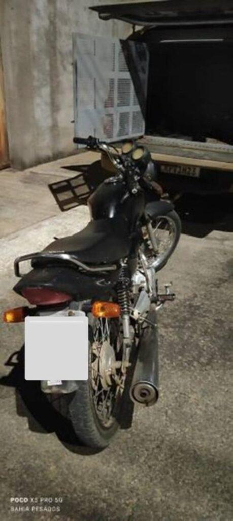 Moto é apreendida após jovem ser flagrado empinando veículo em via pública em Guanambi.