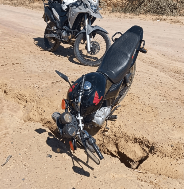 Motocicleta é localizada abandonada nas proximidades do aeroporto de Guanambi.