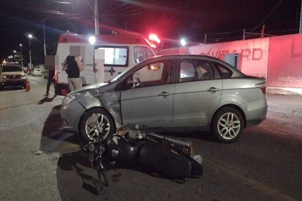 Motociclista sofre traumatismo craniano em colisão com carro em avenida de Guanambi.