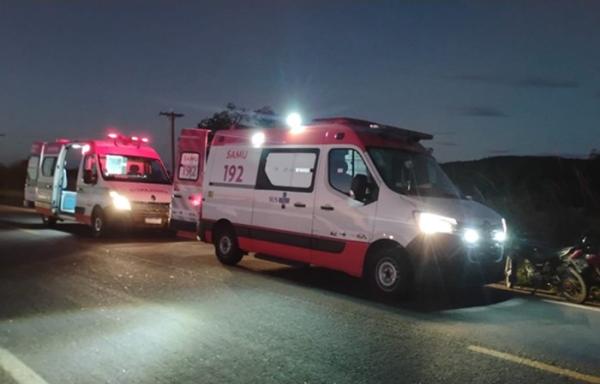 Motorista foge após atingir moto e deixar idosa ferida na BR-122, em Guanambi