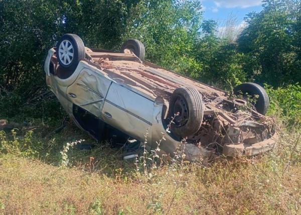 Motorista perde controle e carro capota às margens da BR-430 em Riacho de Santana.