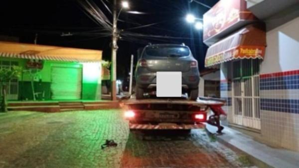 Polícia Militar apreende carro com débitos e restrições em Guanambi.