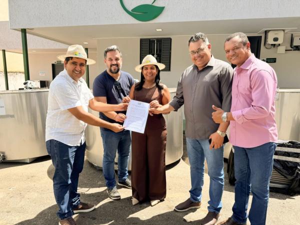Prefeita Valdinha participa de encontro regional e reforça apoio ao desenvolvimento rural de Iuiu.