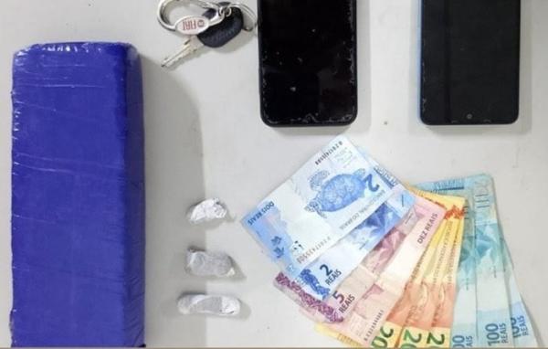 Suspeito tenta fugir, mas acaba preso por tráfico de drogas em Urandi.