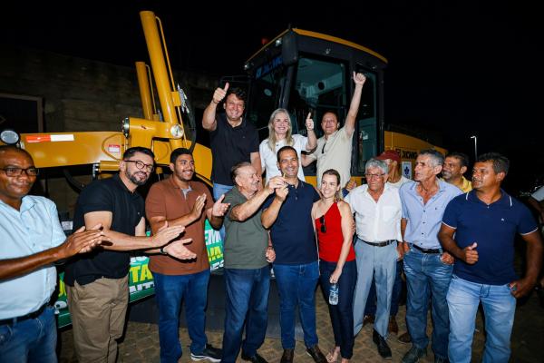 Trabalho da deputada Ivana Bastos fortalece a agricultura familiar com entrega de patrol em Caculé.
