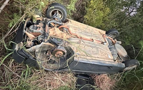 Três jovens ficam feridos após carro sair da pista em Palmas de Monte Alto.