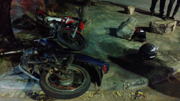 Três pessoas ficam feridas após colisão entre motos no bairro Alvorada, em Guanambi.