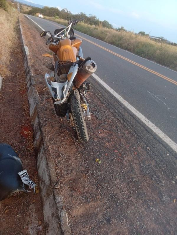 Acidente envolvendo caminhão e moto deixa jovem ferido na BR-122 em Candiba.