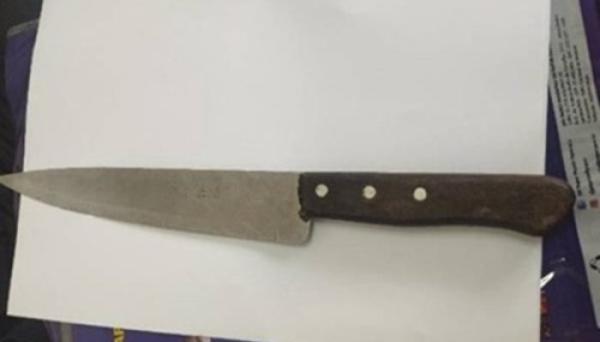 Adolescente é flagrada com faca em escola da zona rural de Guanambi.