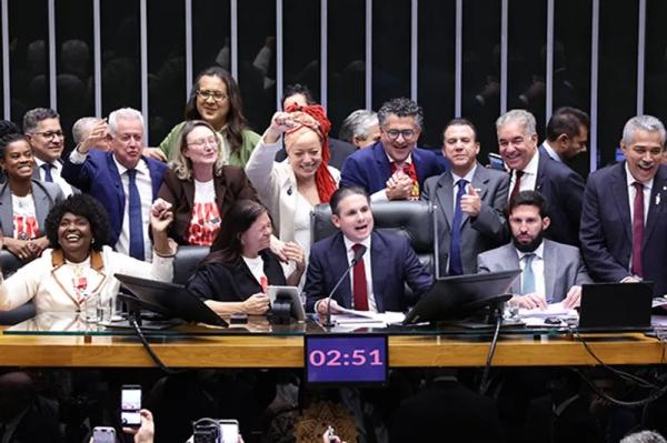 Câmara aprova PEC que acaba com escala 6x1 e reduz jornada semanal para 40 horas.