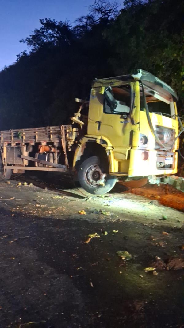 Caminhão carregado com mangas tomba na Serra dos Brindes e interdita trânsito em Guanambi.