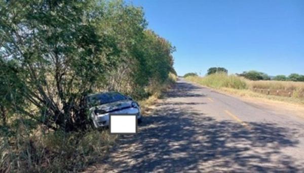 Carro capota na BA-160 e deixa três feridos em Iuiú.