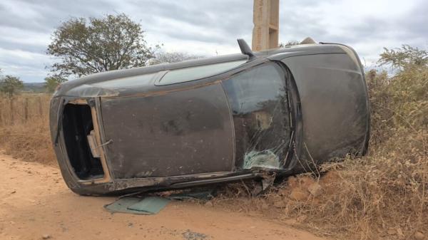 Carro tomba em estrada rural de Urandi após motorista perder controle da direção.