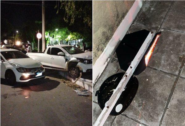 Colisão entre carros deixa ferido e derruba sinalização no bairro Bom Jesus, em Guanambi.