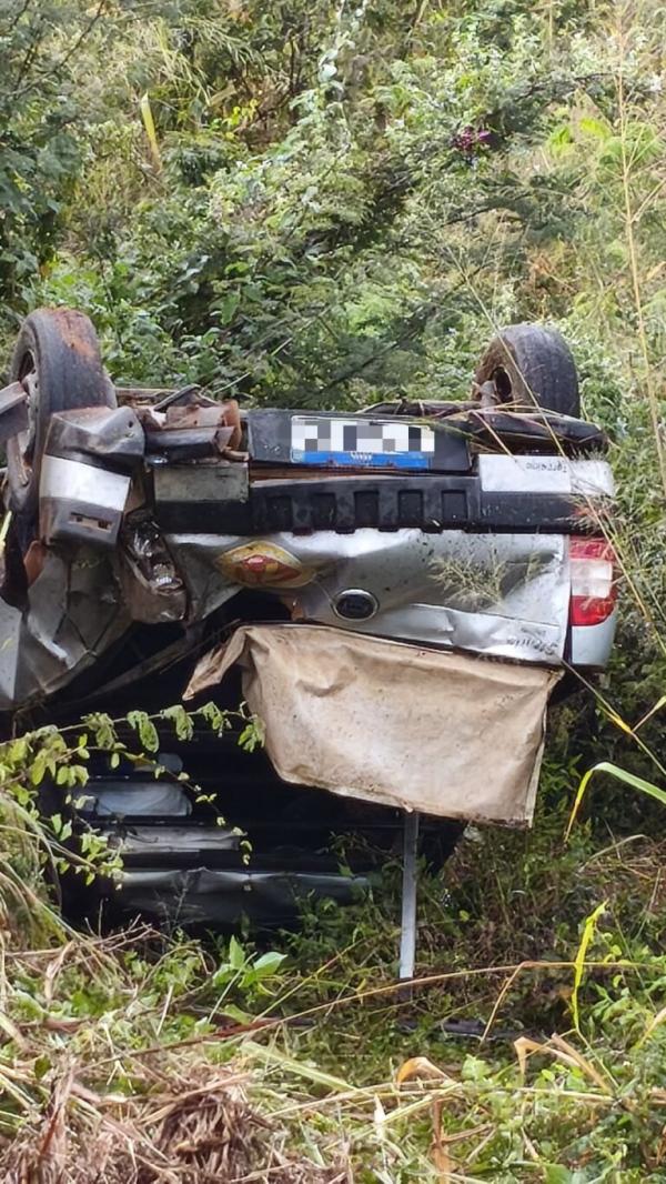 Duas pessoas ficam em estado gravíssimo após carro tombar na BR-030, em Caetité.