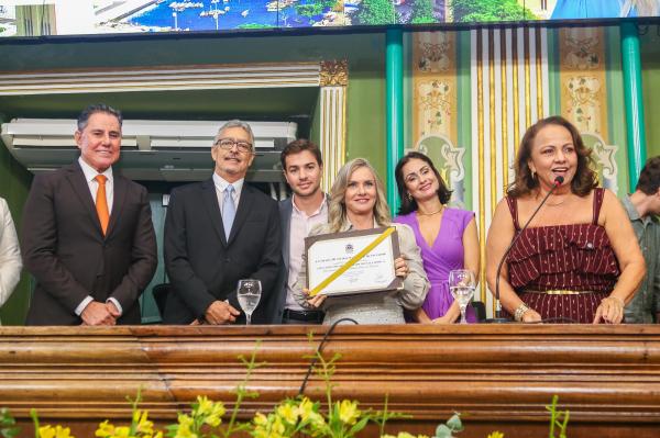 Em noite de muita emoção, Ivana Bastos recebeu o título de Cidadã Soteropolitana na Câmara de Salvador.