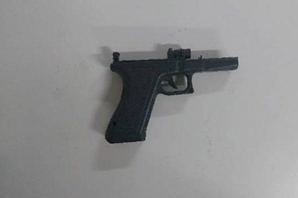 Homem é conduzido após ser flagrado com arma de fogo falsa em Guanambi.