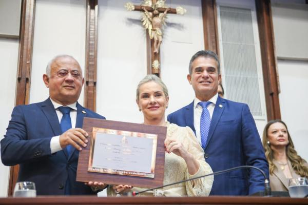 Ivana Bastos celebra trajetória do presidente da FIEB, em sessão de entrega do título de Cidadão Baiano.