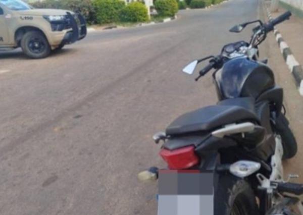 Jovem é detido pela PM com motocicleta com restrição de roubo em Urandi.