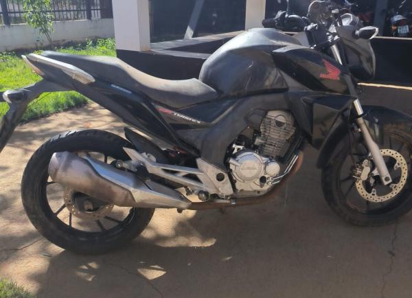 Motocicleta com queixa de furto é apreendida na BR-030, em Caetité.