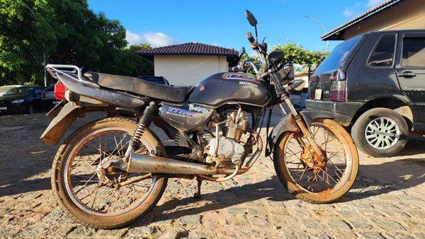 Motocicleta furtada é encontrada abandonada às margens da BR-122, em Candiba.