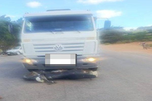 Motociclista fica ferido após colisão com caminhão na BR-122, em Urandi.