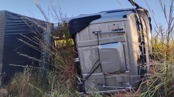 Motorista evita colisão frontal e carreta bitrem tomba na BR-122 em Guanambi.