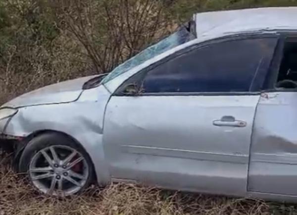 Motorista fica ferido após carro tombar na BR-030, em Palmas de Monte Alto.