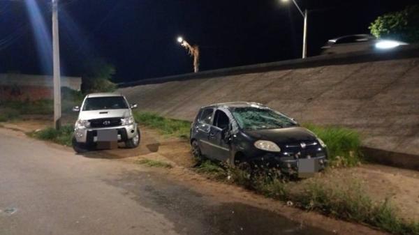 Motorista perde controle de carro, capota e atinge caminhonete estacionada em Guanambi.