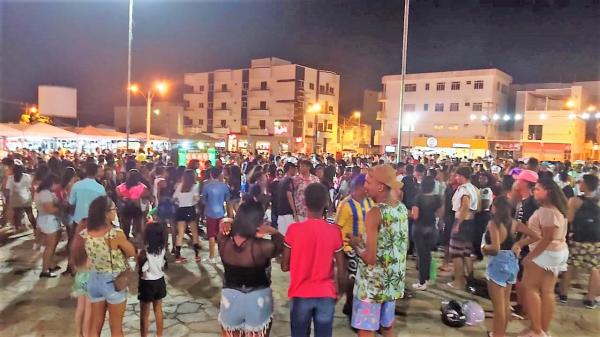 Mulher é detida com droga durante festa na Praça do Feijão, em Guanambi.
