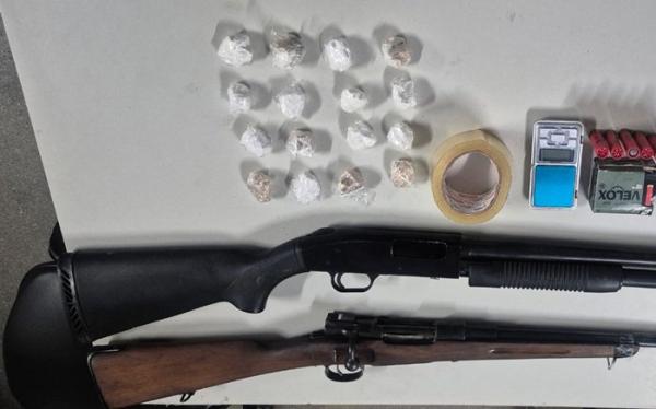Polícia apreende armas e drogas em acampamento criminoso na zona rural de Carinhanha.
