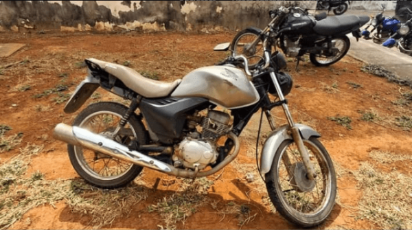 Polícia apreende motocicleta com indícios de adulteração às margens de rodovia em Guanambi.