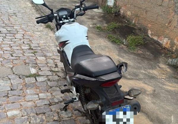 Polícia Militar recupera motocicleta roubada minutos após assalto em Caetité.