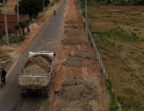 Prefeitura de Guanambi realiza melhorias na estrada de acesso ao Campus do Instituto Federal Baiano.