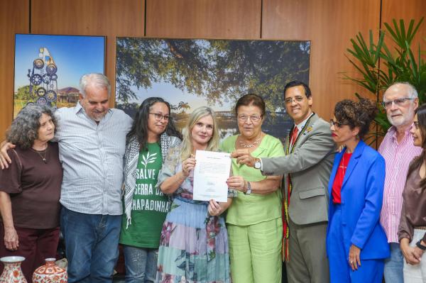 Presidente da ALBA assina documento para criação da Frente Parlamentar em defesa da Serra da Chapadinha.