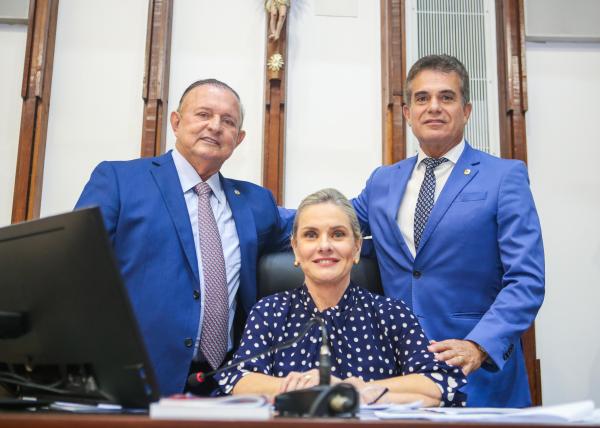 Presidente da ALBA comemora a aprovação de projetos de lei que beneficiam servidores públicos estaduais.