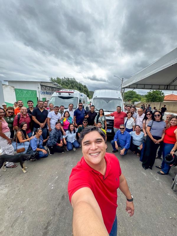 Vitor Bonfim celebra investimento de R$ 200 milhões em esgotamento sanitário e entrega van TFD em Brumado.