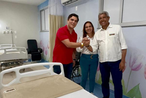 Vitor Bonfim destina R$ 500 mil para saúde de Guanambi e governador agradece parceria com o deputado.