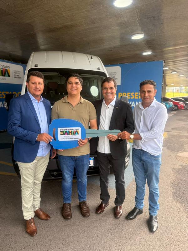 Vitor Bonfim entrega van para TFD e reforça investimentos na saúde de Guajeru.