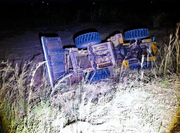 Acidente com pá carregadeira deixa dois trabalhadores feridos em comunidade rural de Guanambi.
