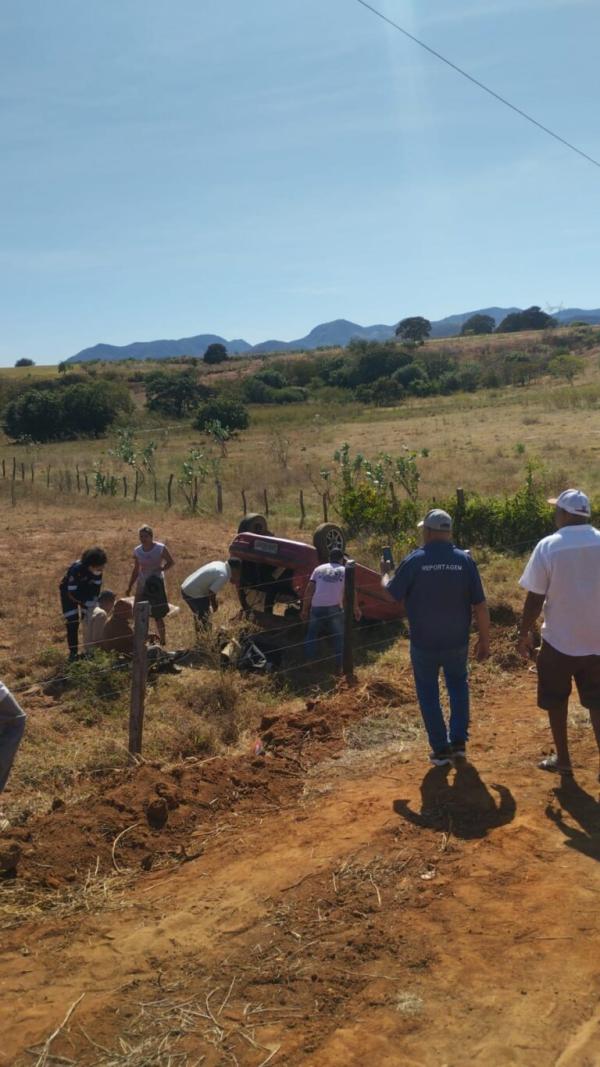 Carro capota na BA-612 e deixa duas pessoas feridas em Candiba.